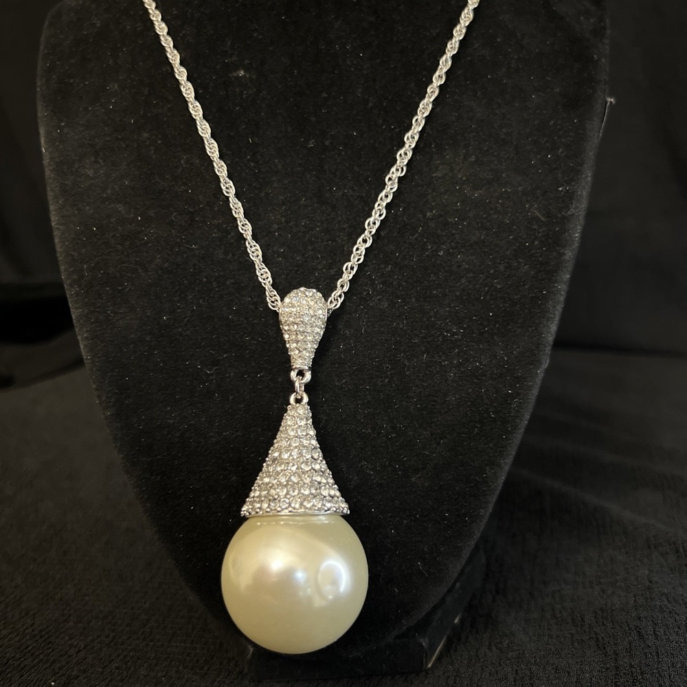 C1946 Dramatic  Faux Pearl Rhinestone Pendant Necklace Silver Tone Princess